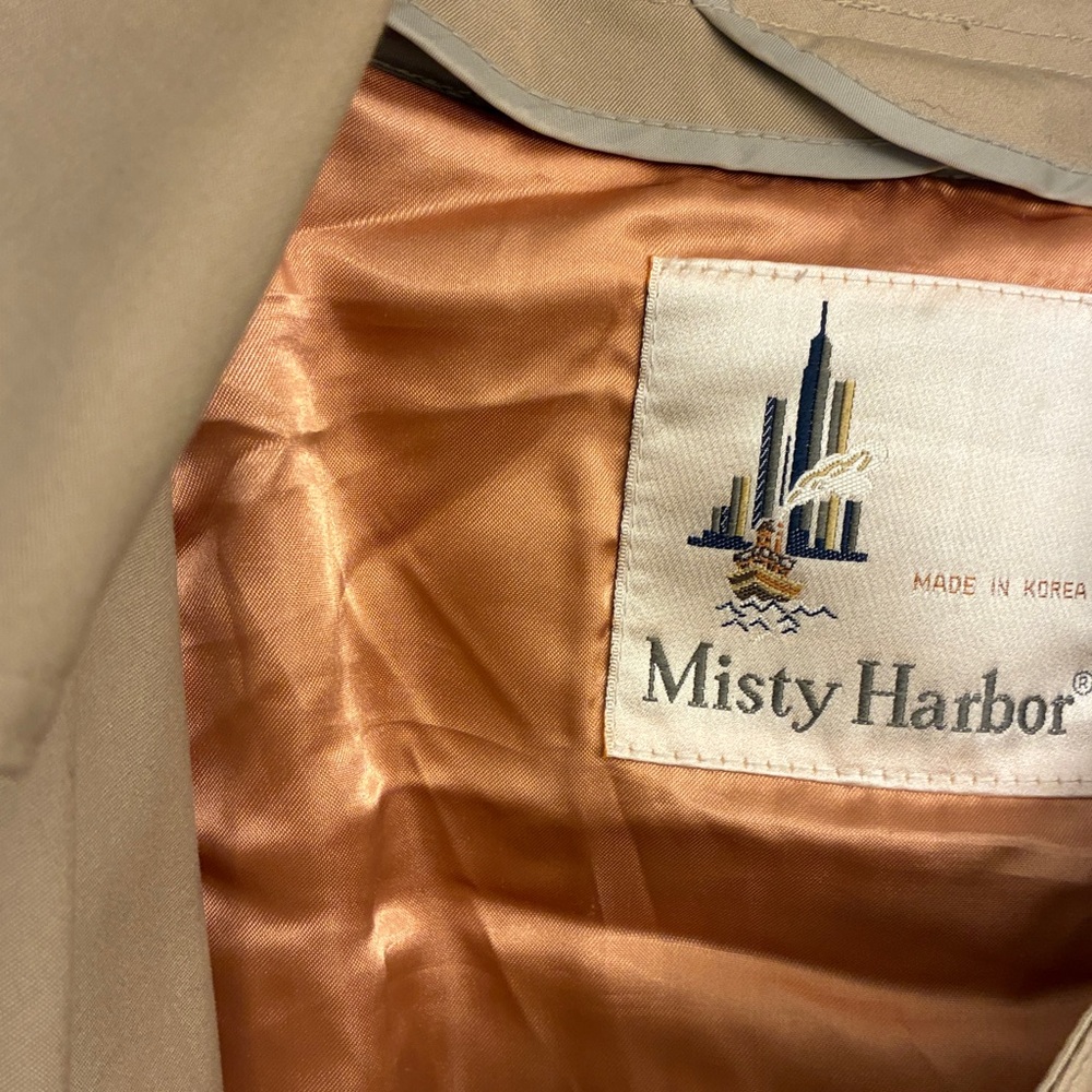 Classic Tan Trench Coat. No smoking. A very warm coat. No flaws - Picture 11 of 11